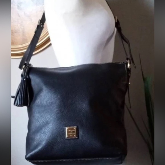 A black Dooney and Bourke ladies purse.